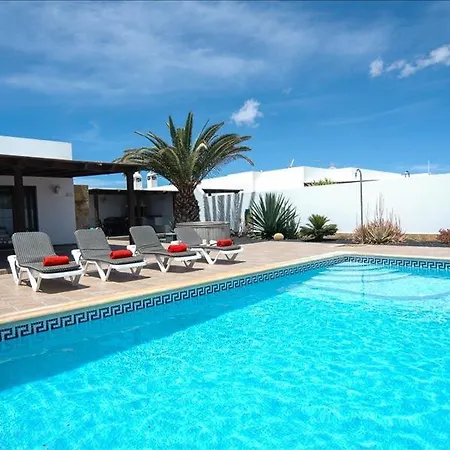 In Playa Blanca Sleeps 4 Includes Swimming Pool Air Con And Wifi 2 Villa