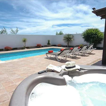 In Playa Blanca Sleeps 4 Includes Swimming Pool Air Con And Wifi 2 Villa Playa Blanca (Lanzarote)